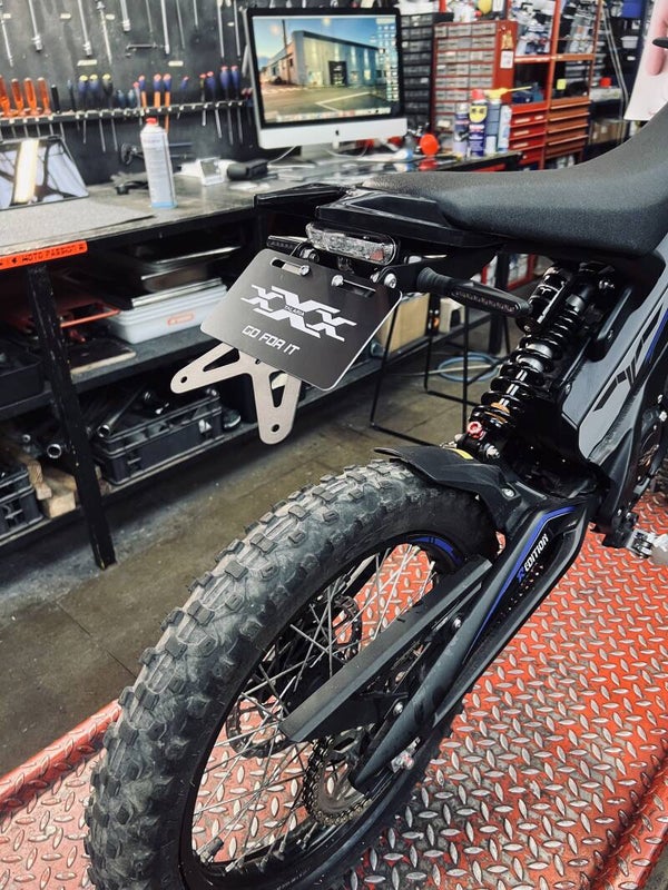 MONTAGE DES PRODUITS SUIVANT: SUPPORT DE PLAQUE HAUT  TALARIA XXX enduro et Talaria XXX super motard AVEC FEU ARRIERE HAUT, SUPPORT DE FEU, FAISCEAU + CLIGNOS D'ORIGINE ET FIXATION PLAQUE MINERALOGIQUE