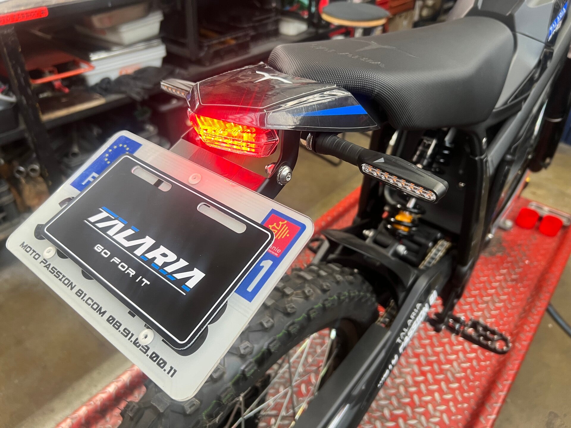 MONTAGE DES PRODUITS SUIVANT:SUPPORT DE PLAQUE COURT POUR TALARIA STING TL 4000 ET STING 5500 PRO AVEC FEU ARRIERE  MINI TRANGLE, REPRISE  FAISCEAU + CLIGNOS D'ORIGINE ET FIXATION PLAQUE MINERALOGIQUE