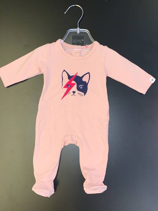 WOODY KAT KRUIPPAKJE ROZE MEISJE 18M