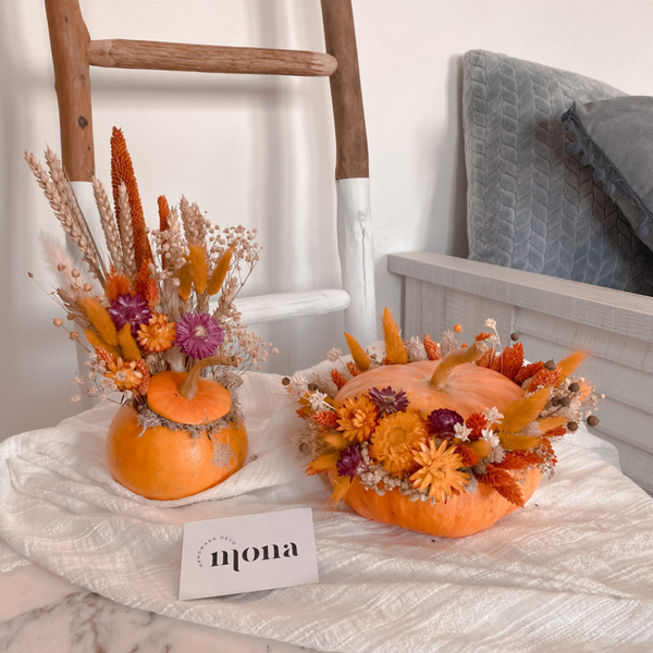 Pompoen decoratie met droogbloemen