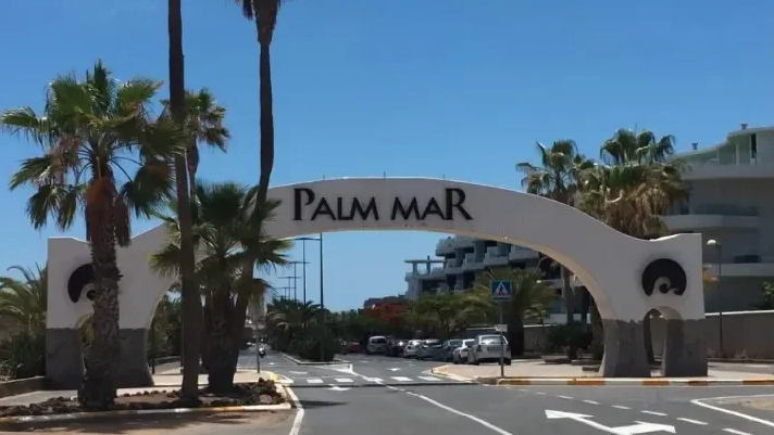 the famous entrance arch of Palmmar