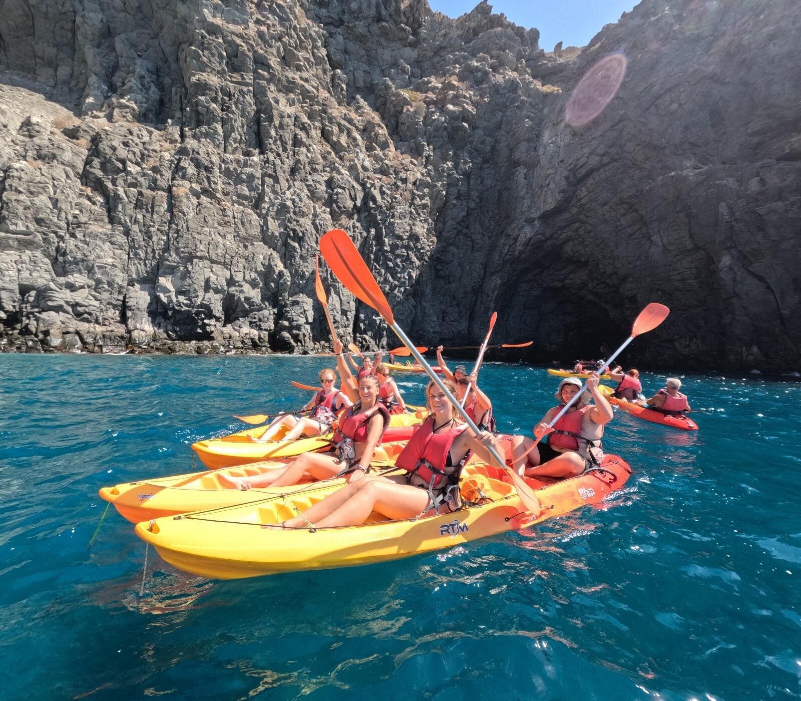 Happy paddlers enjoying the tour with Easy Kayak Tenerife