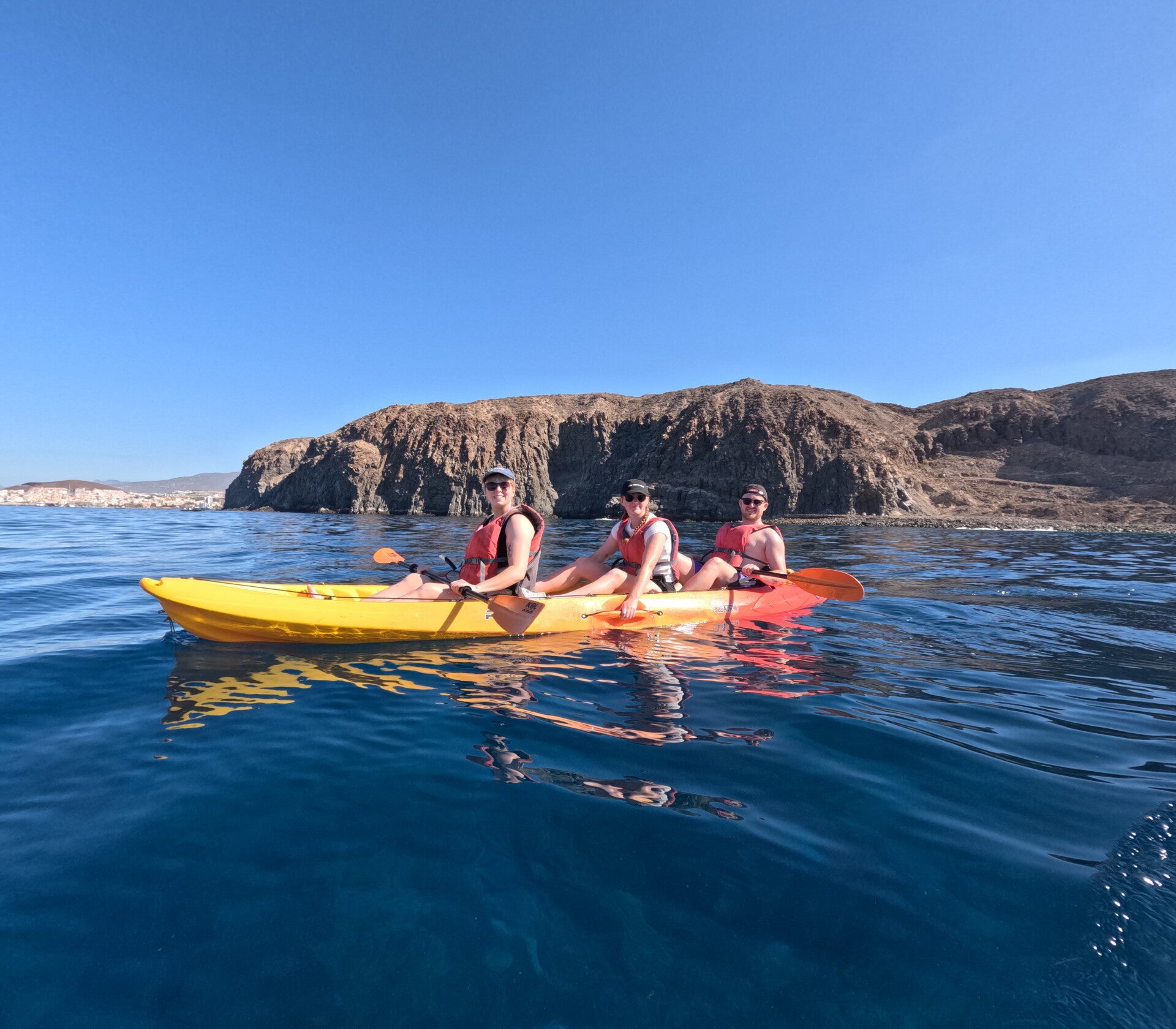 Happy kayakers enjoying the tour with Easy Kayak Tenerife.