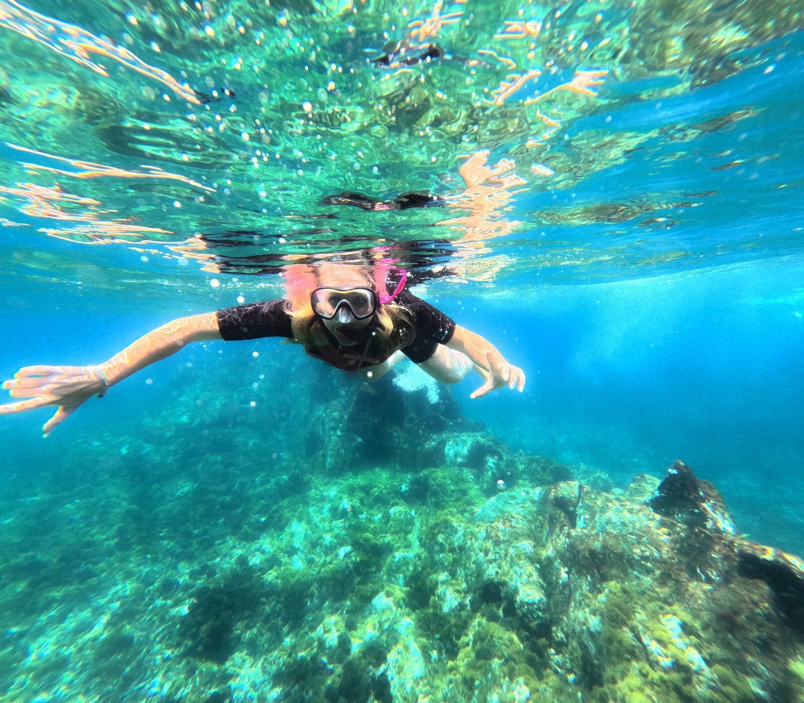 donna che fa snorkel in una baia di palm mar per easy kayak tenerife