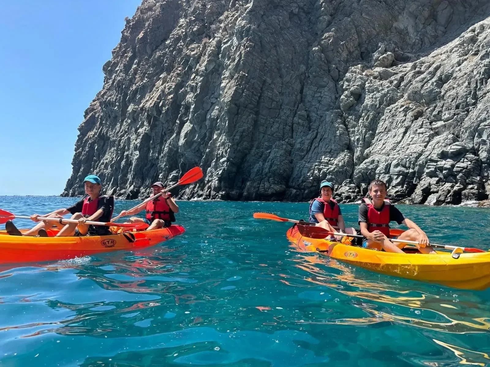 Family kayaking in Palm-Mar: nature, calm sea and an adventure suitable for everyone.
