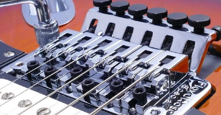 Afstellen en intoneren Floyd Rose bridge.