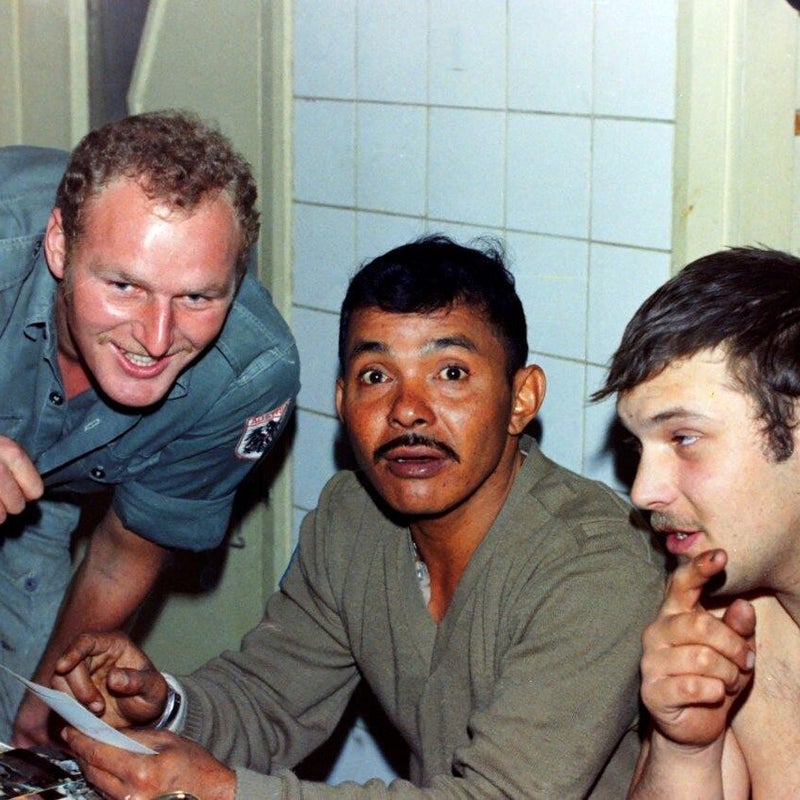 1973_11_27_ismailia_josef-m-seneder-mit-indonesischen-kameraden-und-b-rlie-_moe_0101-standard.jpg