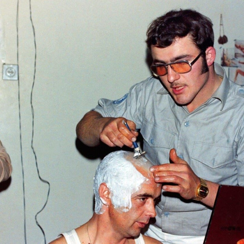 1973_11_28_ismailia_franz-m-seneder-versucht-sich-als-friseur_0101a-standard.jpg
