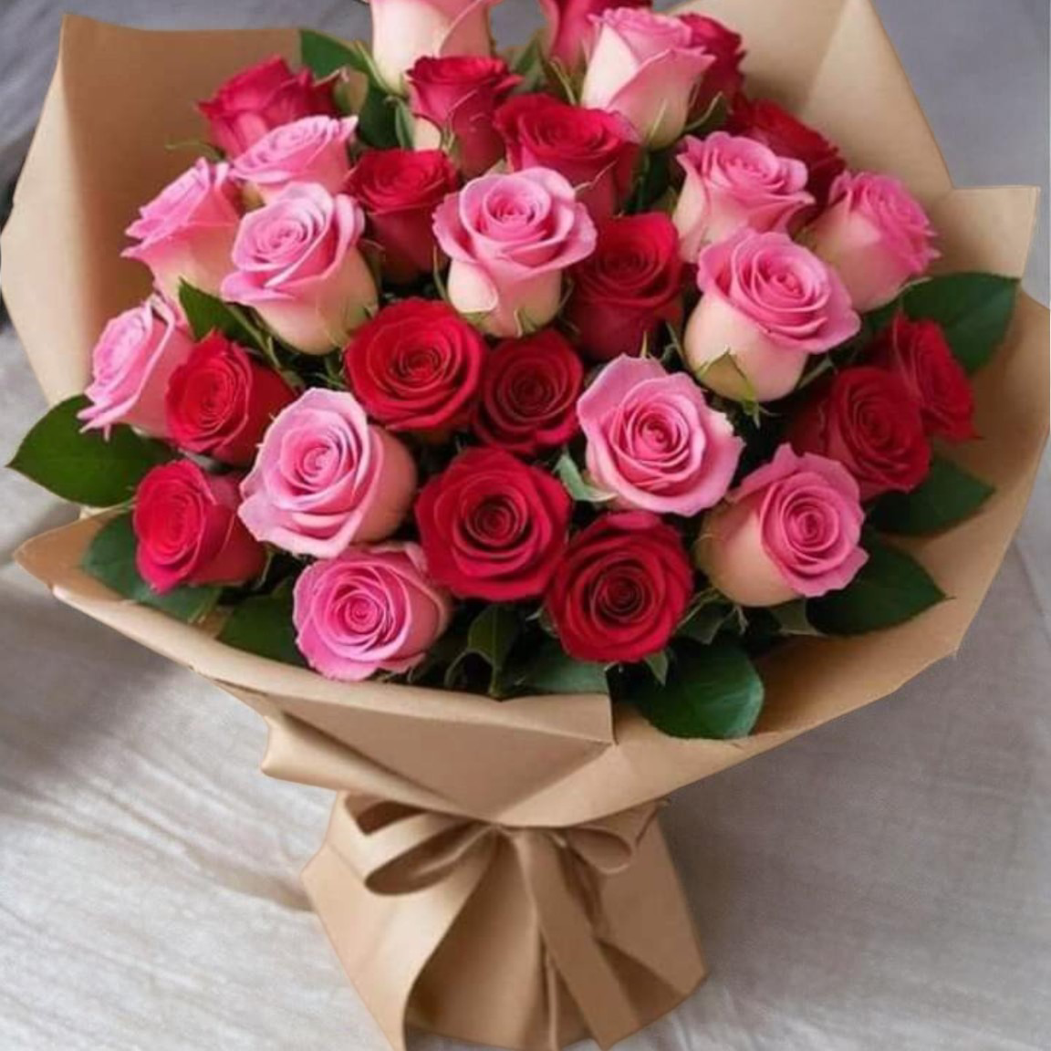 Sträuße aus 50 Rosen in einer oder mehreren Farben, je nach den individuellen Vorlieben.
