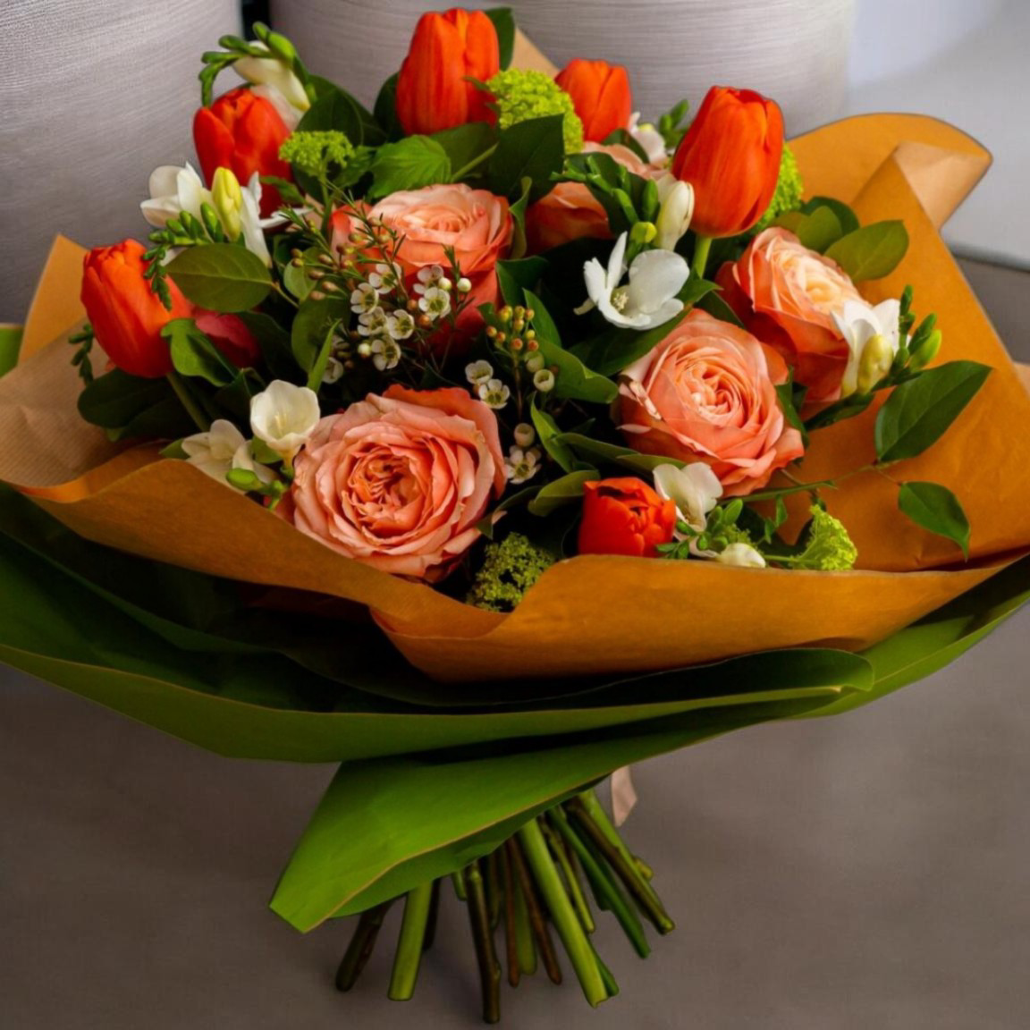 Verschiedene Sträuße aus Rosen und Tulpen
