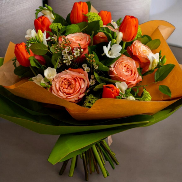 Verschiedene Sträuße aus Rosen und Tulpen