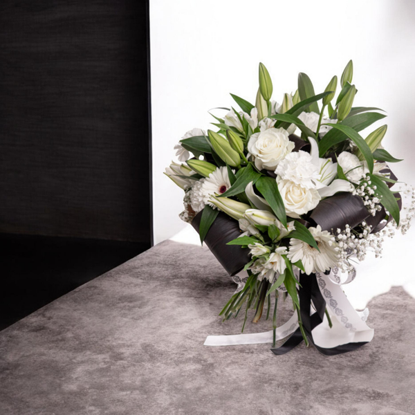 Sträuße aus weißen Rosen und Kaiserlilien