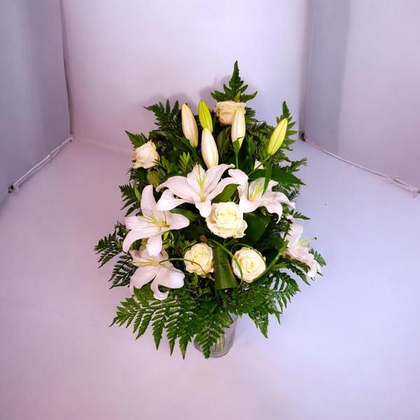 Sträuße aus weißen Rosen und eleganten Lilien
