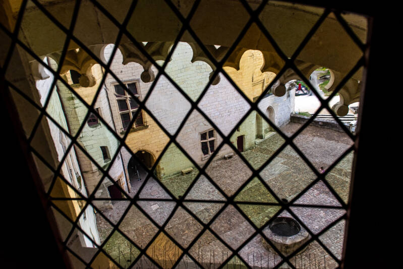 La cour vue au travers des vitraux