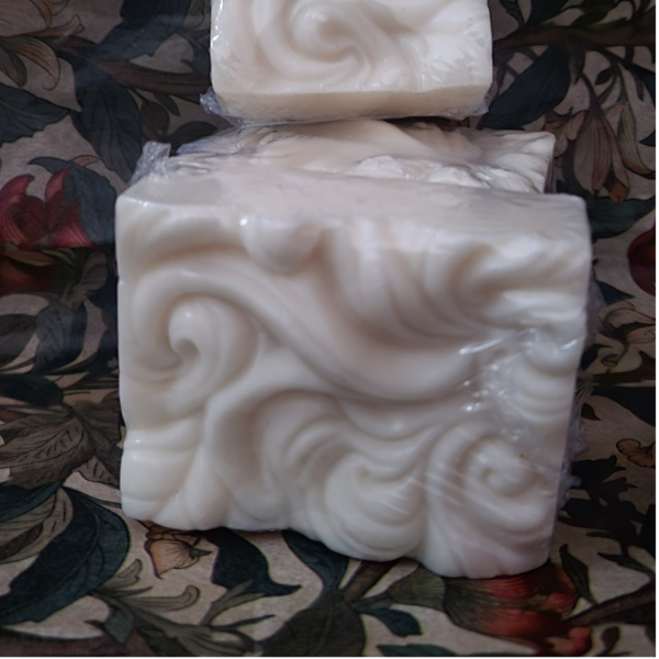 🧼 Savon Artisanal “Douceur Florale” – Fleur de Coton & Brèdes Mafanes