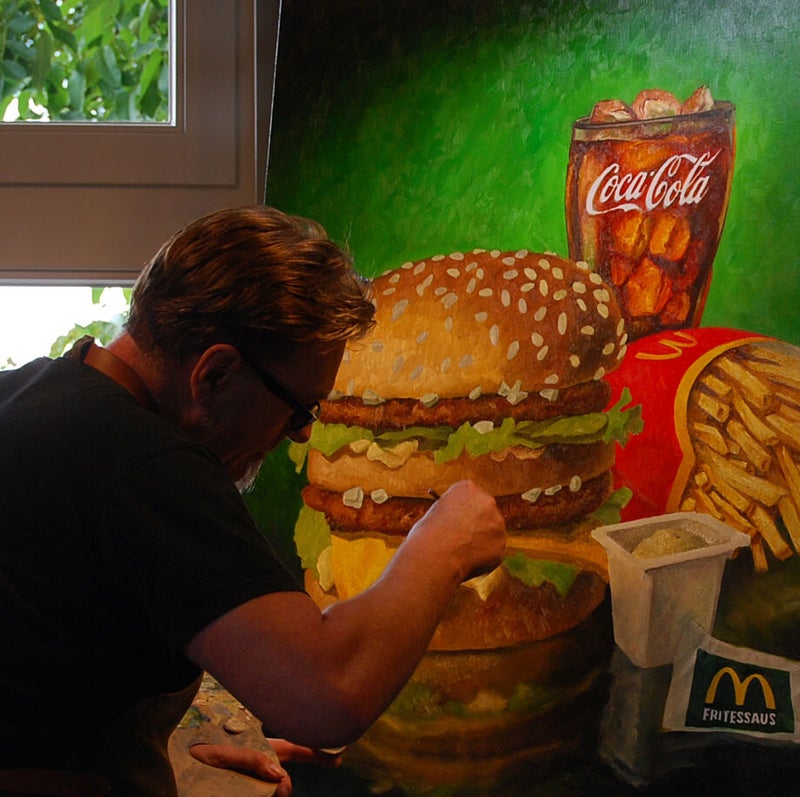 Schilderend aan Big Mac, Mc Donalds.