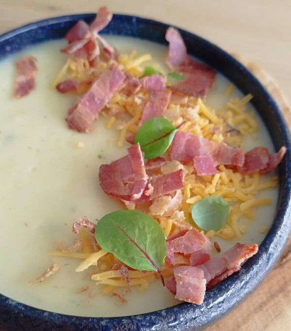 Witloofsoep met mosterdroom en gerookte zalm spies 15€/liter