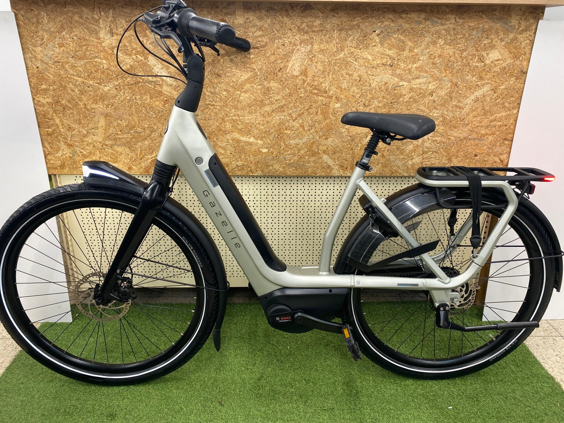 GAZELLE AVIGNON C380 HMB 2024 BOSCH PERFORMANCE LINE MIDDENMOTOR ELEKTRISCHE DAMESFIETS 53 CM BELT DRIVE SLECHTS 317 KM