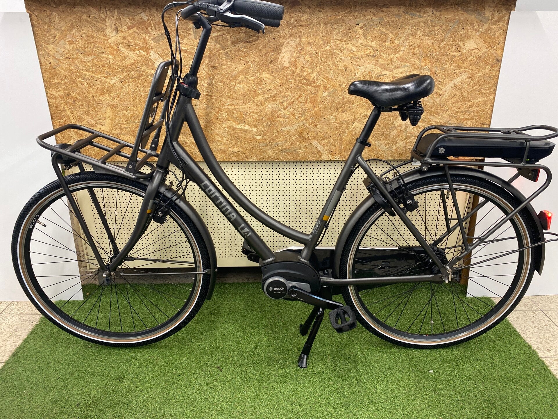 CORTINA E U4 BOSCH ACTIVE LINE MIDDENMOTOR ELEKTRISCHE DAMES TRANSPORT FIETS 57 CM SLECHTS 1292 KM