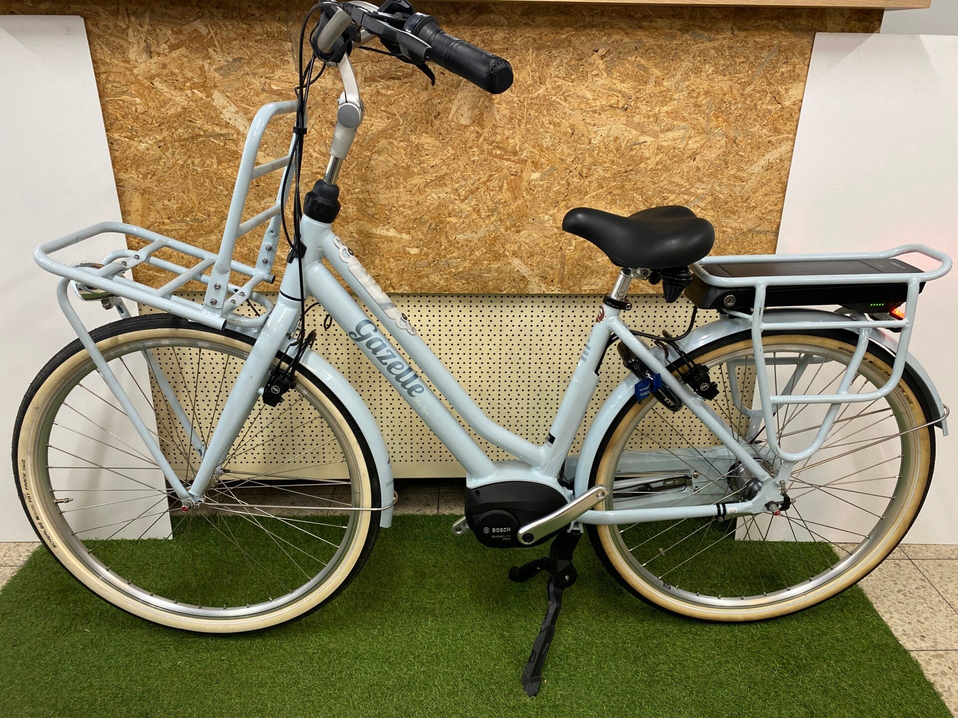 GAZELLE MISS GRACE C7 BOSCH ACTIVE LINE PLUS MIDDENMOTOR ELEKTRISCHE DAMESFIETS 49 CM SLECHTS 256 KM