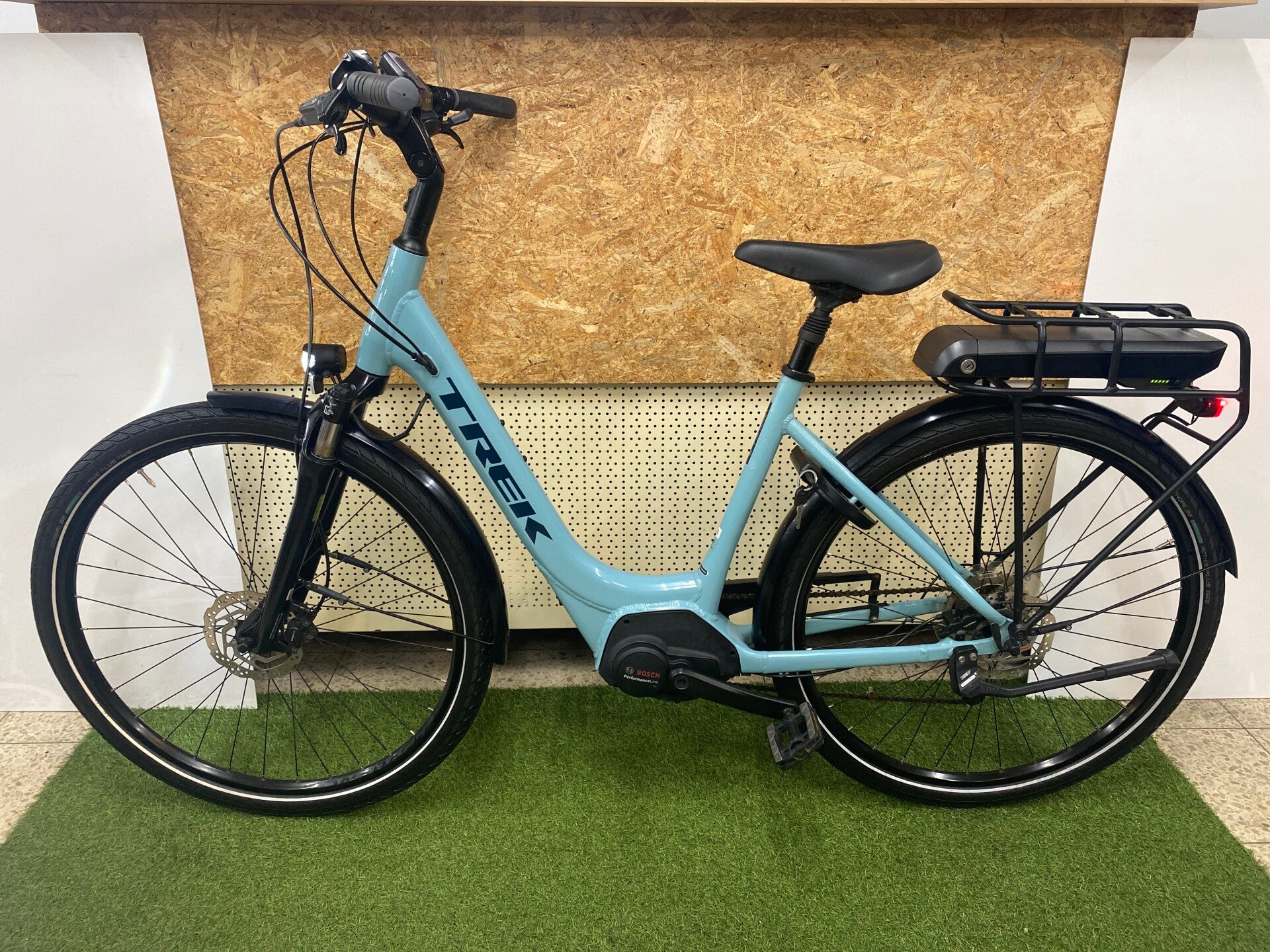 TREK VERVE+2 2023 BOSCH PERFORMANCE LINE MIDDENMOTOR ELEKTRISCHE DAMESFIETS 50 CM 9V
