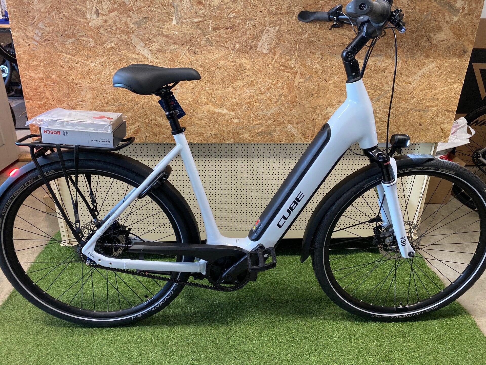 CUBE SUPREME HYBRID NIEUW 56 CM BOSCH MIDDENMOTOR ELEKTRISCHE DAMESFIETS 500WH BELT DRIVE