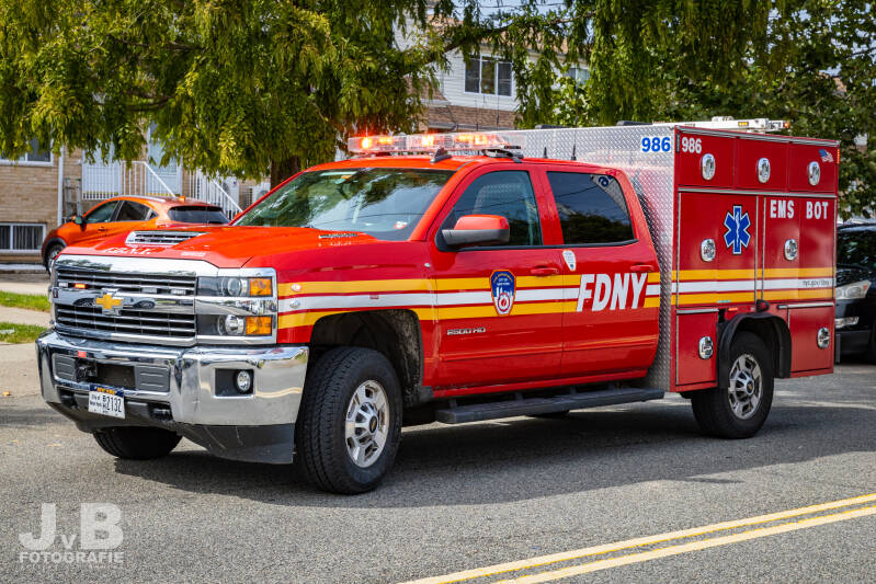 EMS 986 - BOT (Bureau of Training?) at accident on Staten Island