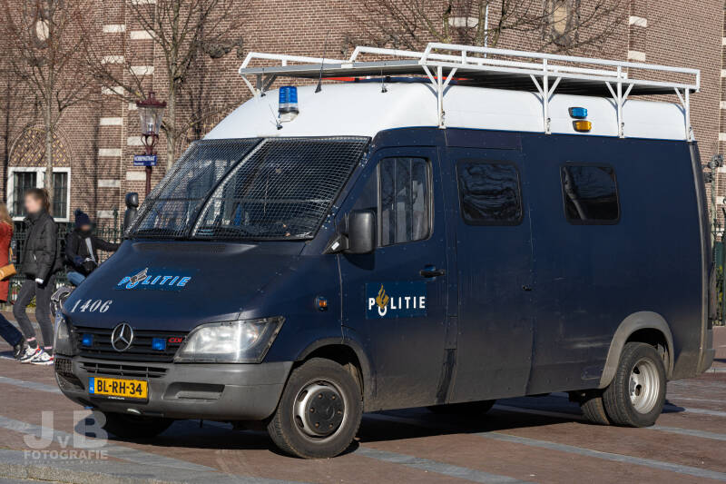 Een verhoogde Mercedes Sprinter met voertuignummer 1406 voor de Technische Eenheid. De Technische Eenheid is onderdeel van de Mobiele Eenheid, deze is van de Eenheid Amsterdam. De tekst POLITIE op de motorkap is blauw, bij andere voertuigen is deze wit.