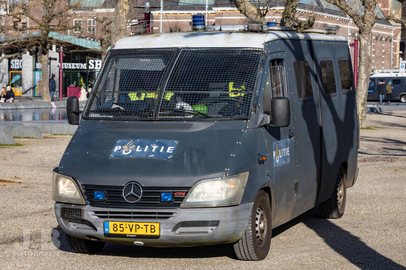 Dit voertuig is van de Oscars van de Mobiele Eenheid Amsterdam. De Oscars is ME-jargon voor de hondengeleiders. In deze bus zitten speciale kennels waar honden in zitten, deze kunnen er makkelijk via binnen uitgehaald worden.