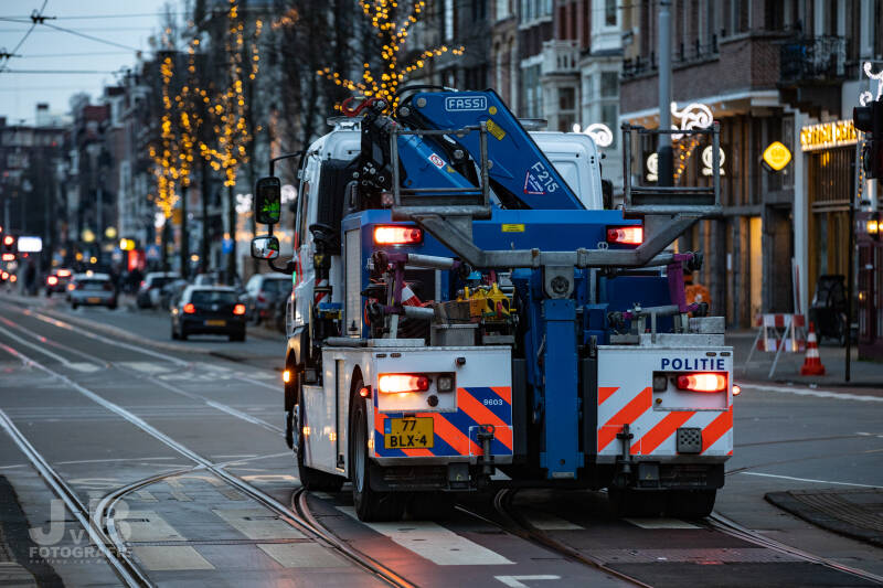 Deze DAF CF Lepelwagen behoort tot het wagenpark van Team Transport Amsterdam. Officieel valt het Team Transport onder het landelijke Team Transport wat is gehuisvest onder het PDC, Politie DienstenCentrum. (2)