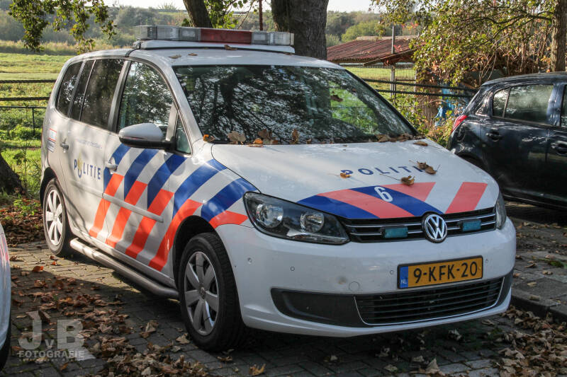 Een inmiddels afgevoerde Volkswagen Touran van de Politie Eenheid Noord-Holland. De 6 op de motorkap was het voertuignummer wat hij kreeg tijdens zijn loopbaan op bureau Alkmaar.