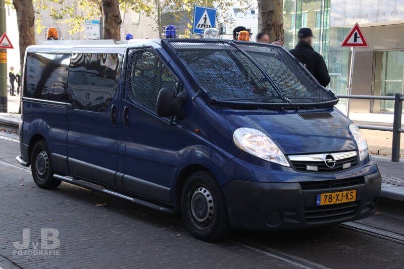 Een Opel Vivaro van de Technische Eenheid van de Mobiele Eenheid van Noord-Nederland. Dit voertuig is van de voormalige Bra-Tra eenheid wat stond voor Brand- en Traangas. (1)
