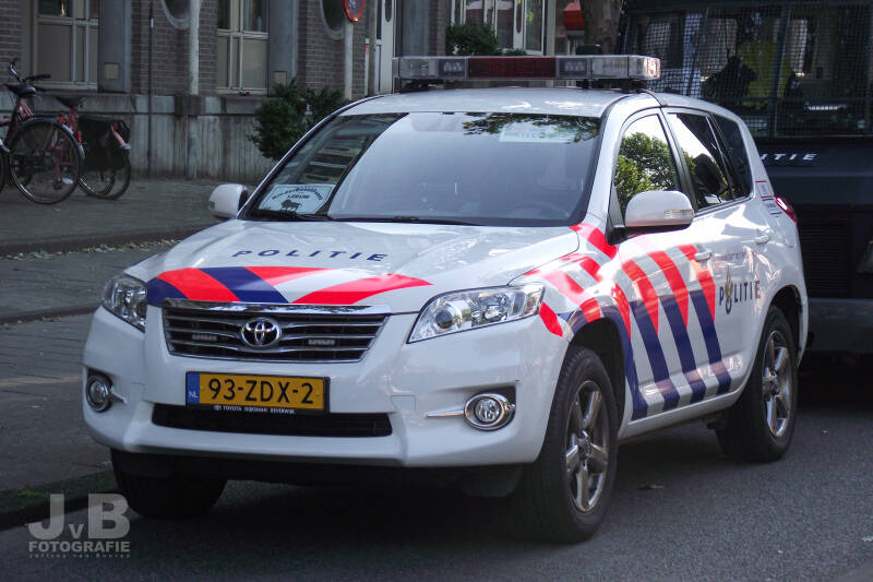 Een Toyota RAV4 terreinvoertuig van de Politie Eenheid Noord-Holland. Het voertuig kende zijn oorsprong in de voormalige politieregio Kennemerland.