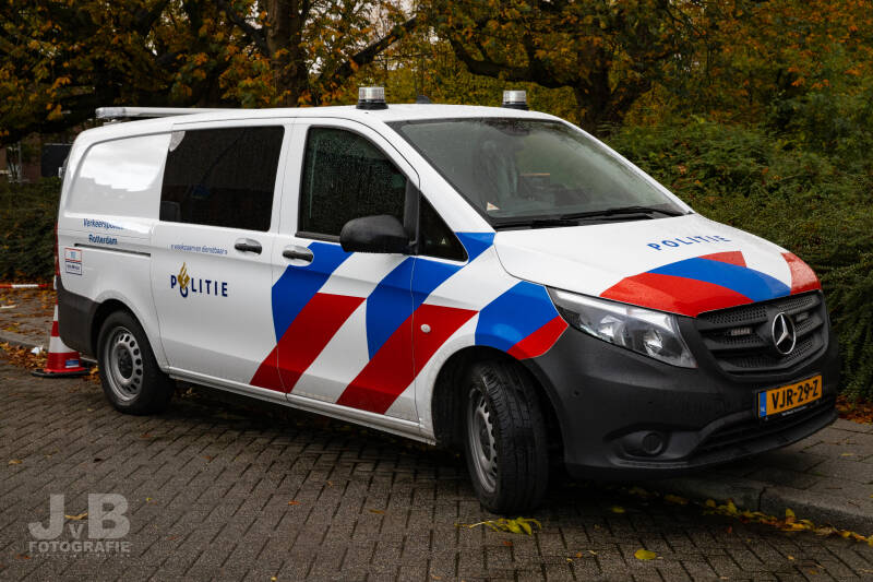 Een dienstbus van het Team Verkeer Rotterdam voor van alles en nog wat. De bus wordt gebruikt ter ondersteuning, vervoer van materialen en het trekken van aanhangers. (2)