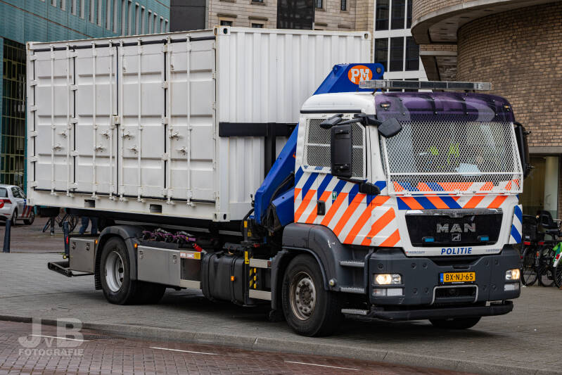 Een MAN Haakarmvoertuig van het Team Transport Amsterdam met op de rug een container met gereedschap voor de politieshovel (vorige foto). Op dit haakarmvoertuig kunnen diverse containers worden gezet waaronder ook een bergingsplateau om voertuigen te berg