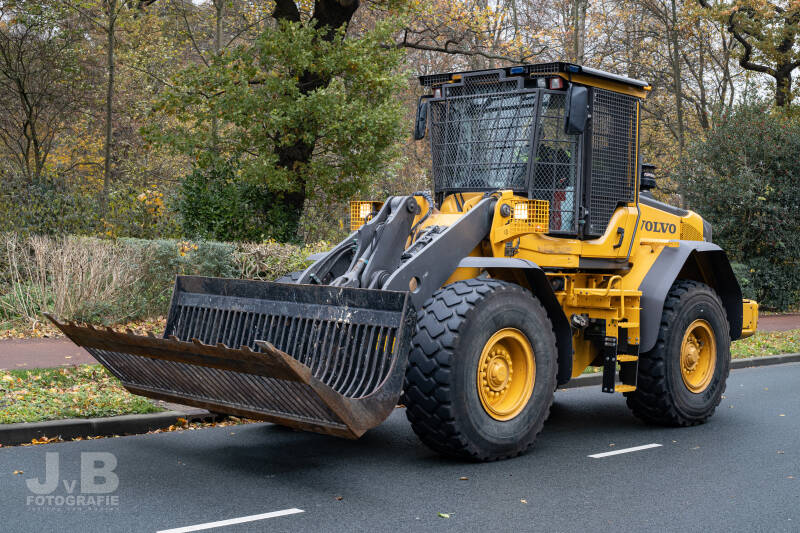 Een heuse politieshovel, deze is van het Team Transport Amsterdam en is landelijk inzetbaar voor incidenten en demonstraties. Bij bijvoorbeeld ontruimingen van kraakpanden wordt dit voertuig veel opgeroepen.