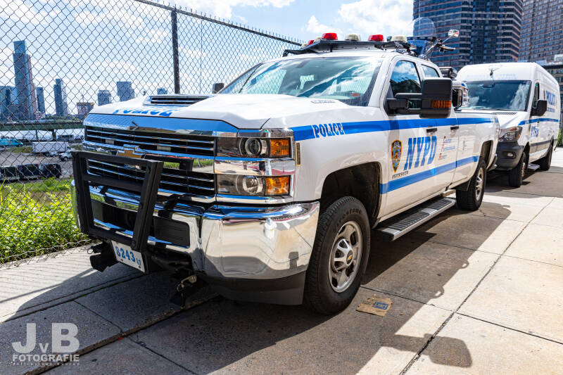 NYPD Chevrolet Silverado 2500 Fleet Service Division FSD 824317 (with motorcycle 217318)
