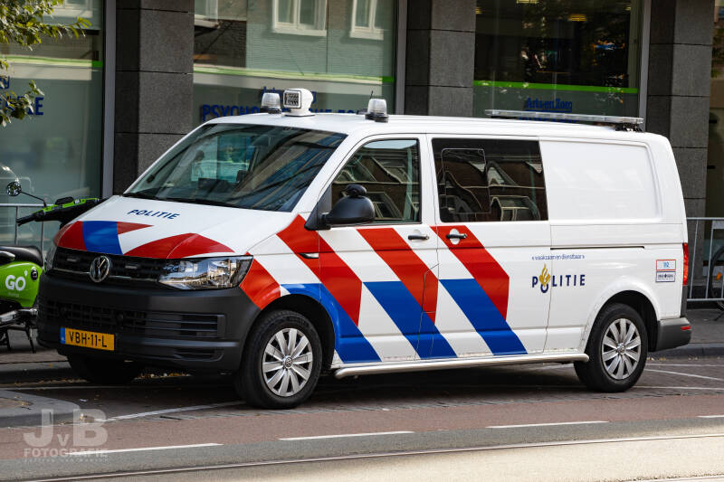 Deze Volkswagen T6 is in dienst als bike-bus binnen de Eenheid Den Haag. Deze voertuigen kunnen worden ingezet in de noodhulp, in dat geval zitten er één of meerder politiefietsen achterin zodat waar nodig snel overgestapt kan worden op de bike. Ook kunne