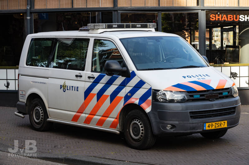 Deze Volkswagen Transporter komt nog vanuit de voormalige regiopolitie Hollands-Midden, in die tijd hadden meer voertuigen een nummer voorop zoals deze. Op dit moment doet deze bus met nummer 31-03 dienst op het bureau van Politie Kaag en Braassem.