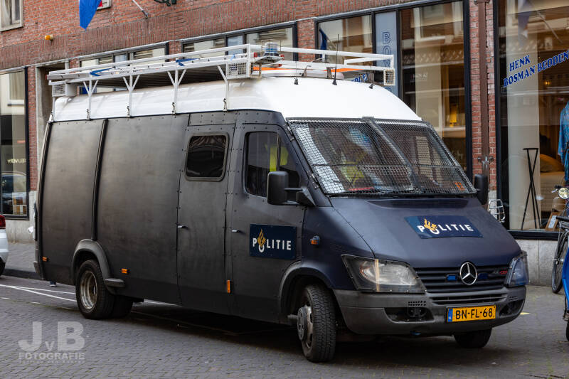 Een ouder type Mercedes Sprinter van de Technische Eenheid van de Mobiele Eenheid van Den Haag. Voorheen was de TE ook bekend onder de naam Bra-Tra, de Brand- en Traangaseenheid.