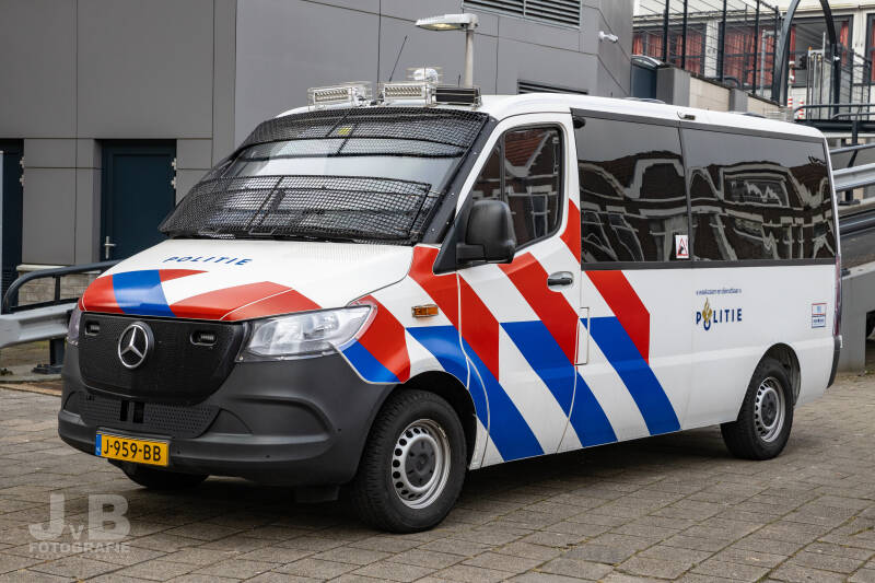De hondengeleiders welke werken in ME-verband als Oscars rijden in onder andere deze Mercedes Sprinter. Dit ME-voertuig is speciaal ingericht voor meerdere diensthonden en hun geleiders. Het voertuig is daarom ook voorzien van waarschuwingsstickers.