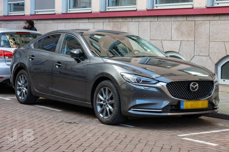 Onopvallende Mazda 6 van de politie Eenheid Rotterdam als piketvoertuig voor een onbekende afdeling.
