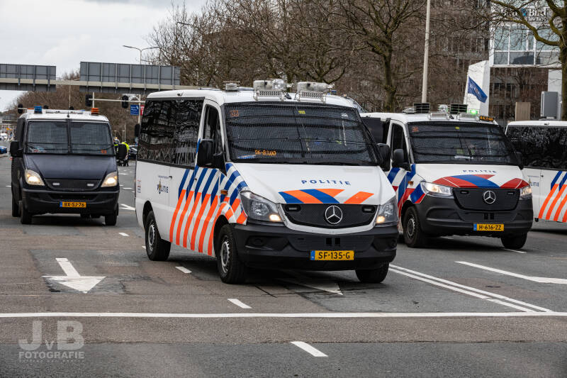 3 Verschillende generaties Mercedes Sprinter voor de Mobiele Eenheid van Den Haag. Links een lichtvoertuig van de Technische Eenheid, in het midden een normaal groepsvoertuig en rechts het nieuwe type Sprinter uitgerust als commandowagen.