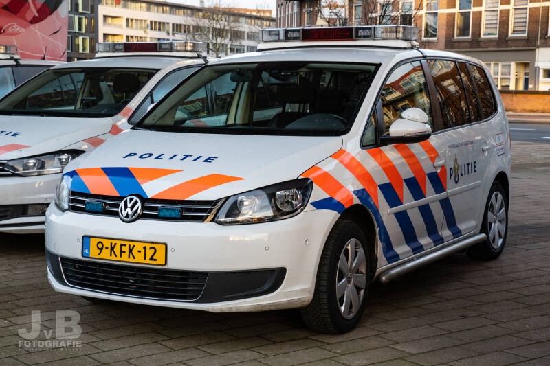 Een Volkswagen Touran zoals vele andere, toch is er iets anders. De witte opzetspiegels, deze zijn speciaal voor rijopleiding en rijtraining. Het voertuig is tot medio 2021 in dienst geweest bij het OBT Den Haag, OBT staat voor Operationele Begeleiding en