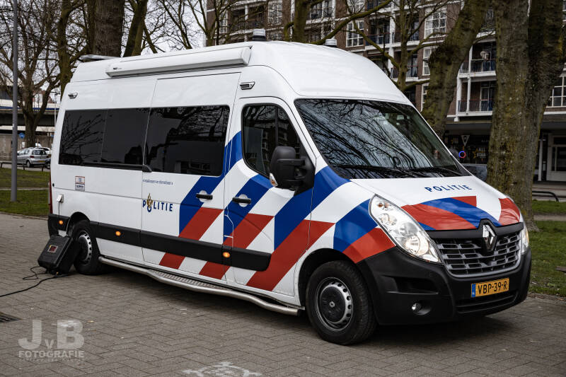 Een alcoholbus van het Verkeershandhavingsteam (VHT) van het Team Verkeer Rotterdam. In deze bus bevinden zich ademanalyse apparaten (voor alcoholcontroles), een mobiel kantoor en een rollerbank en toebehoren.