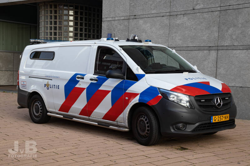 Deze Mercedes Vito cellenbus van de Parketpolitie Eenheid Rotterdam is de vervanger van de Volkswagen Transporter cellenbussen van de voormalige politieregio Zuid-Holland Zuid. Deze zijn gevestigd binnen het district Zuid-Holland Zuid voor de arrestantent