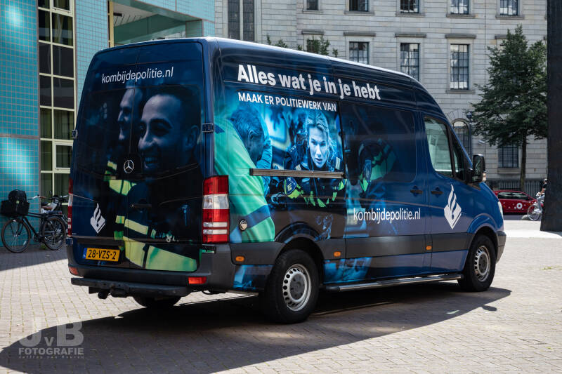 Deze wervingsbus van de politie Eenheid Rotterdam is sinds 2021 het paradepaardje van de afdeling Werving en Selectie van de Eenheid Rotterdam. Met de opvallende stickers rondom is het wel een mooi voertuig zo. (2)