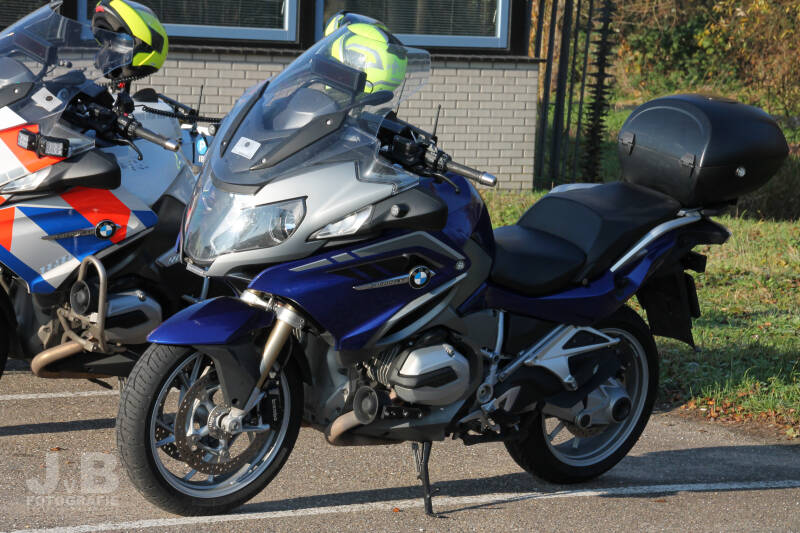 Een onopvallende BMW R1200rt van de Politie Eenheid Noord-Holland. De LED-verlichting is keurig weggewerkt in het voertuig evenals de stopbordjes.