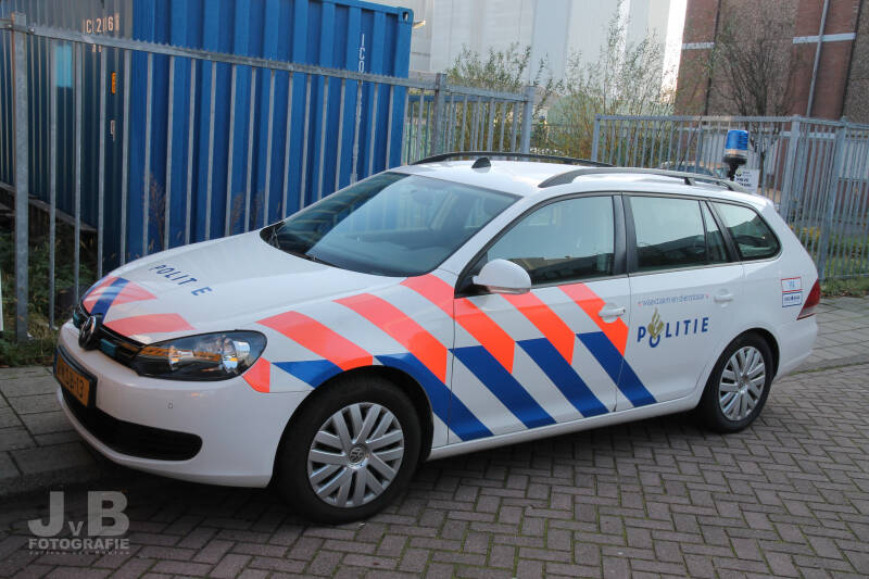 Een Volkswagen Golf station van de Politie Eenheid Noord-Holland. Het voertuig komt van de voormalige politieregio Zaanstreek-Waterland.