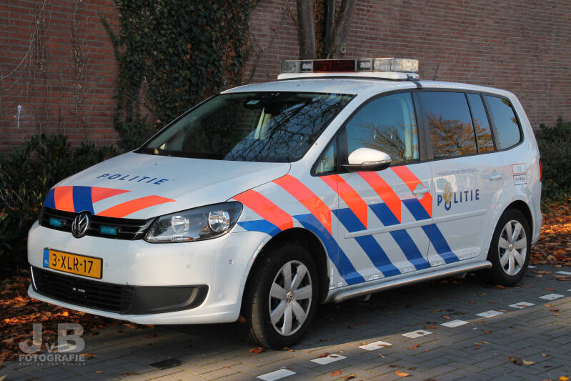 Een Volkswagen Touran van de Politie in Haarlem,  het voertuig is inmiddels uit dienst.